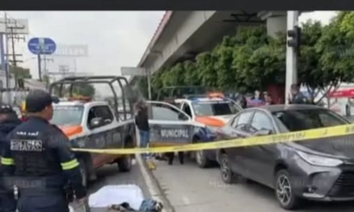 Anciana invade con su auto carril confinado y arrolla a joven en Ecatepec