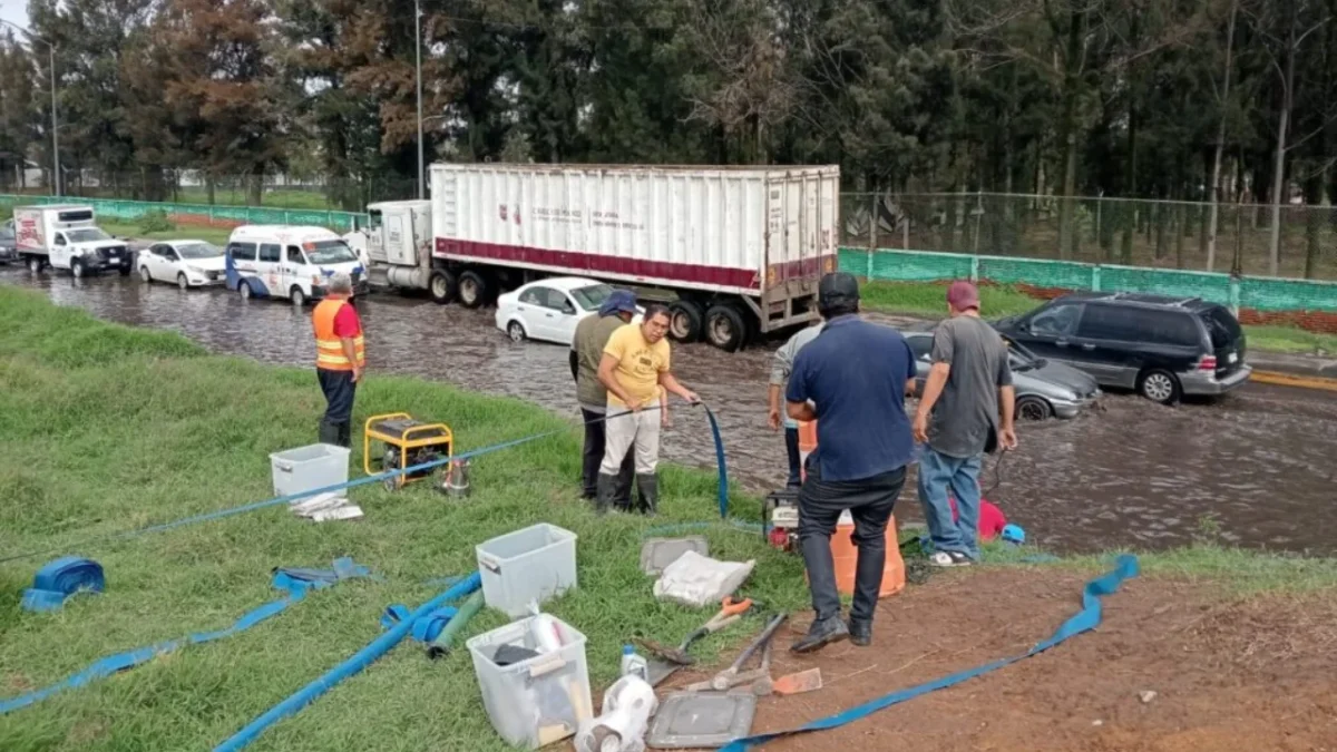 Choferes drenaron por su cuenta con mangueras el Periférico Oriente