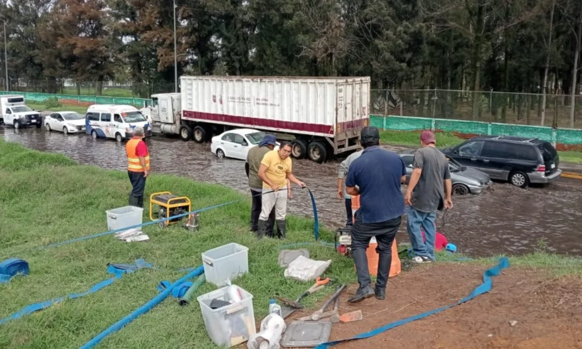 Choferes drenaron por su cuenta con mangueras el Periférico Oriente