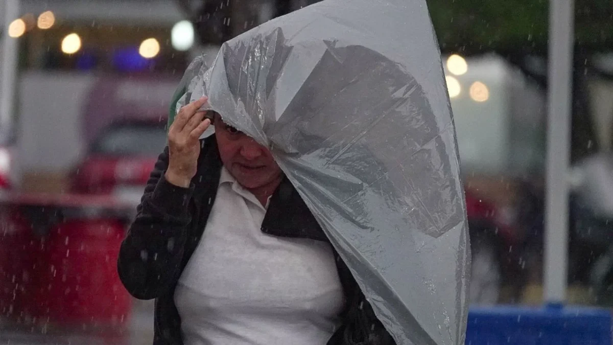 Según el reporte del clima hoy, un canal de baja presión sobre el occidente y centro de México, originará lluvias puntuales intensas