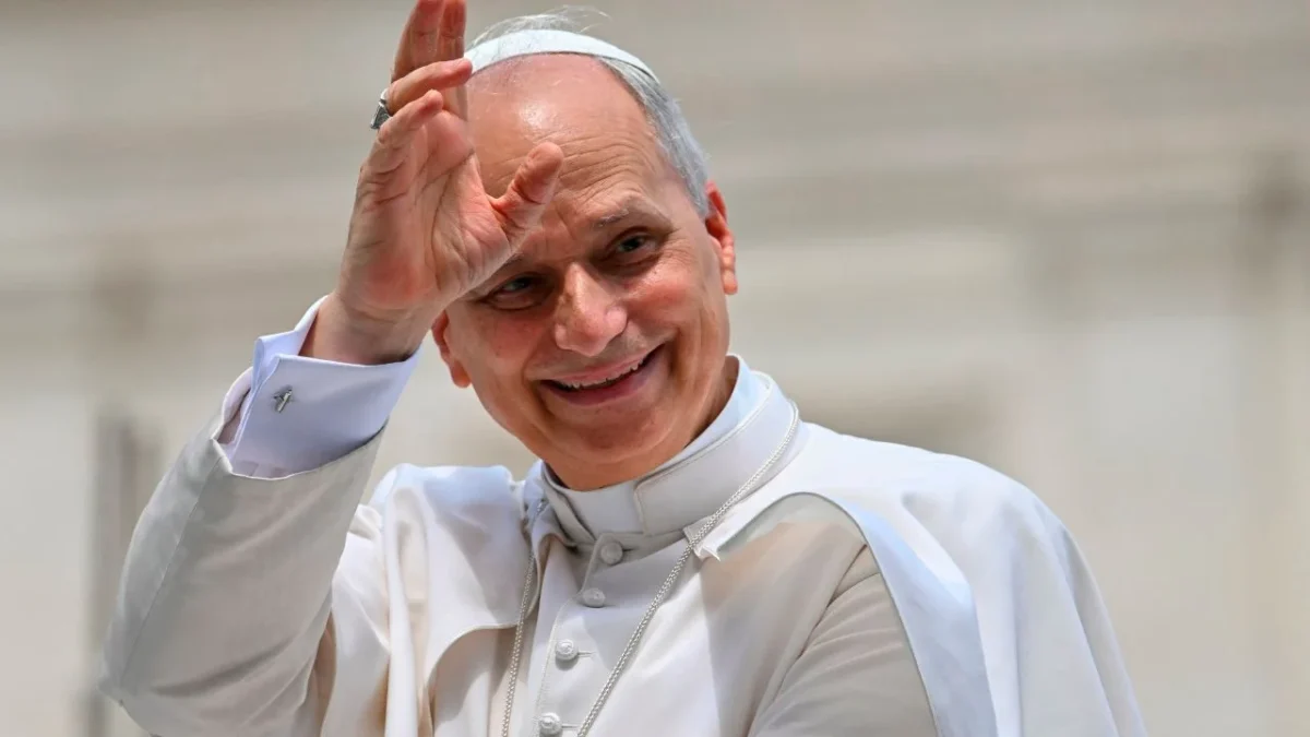 El Papa León XIV saluda a la multitud al final de la audiencia general semanal en la Plaza de San Pedro del Vaticano
