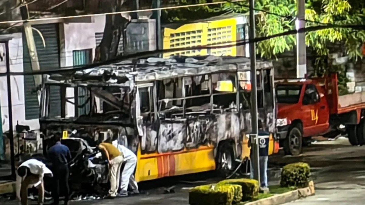 En Acapulco encuentran camión quemado con cuerpos dentro