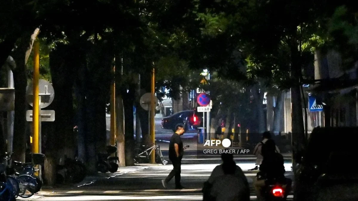 En China, un auto embiste a varios infantes frente a escuela