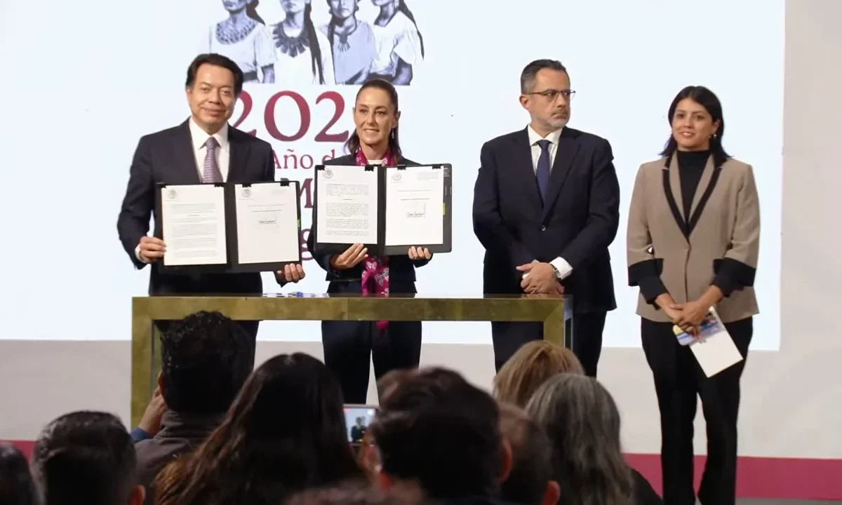 Firma decretos de educación Sheinbaum en la mañanera