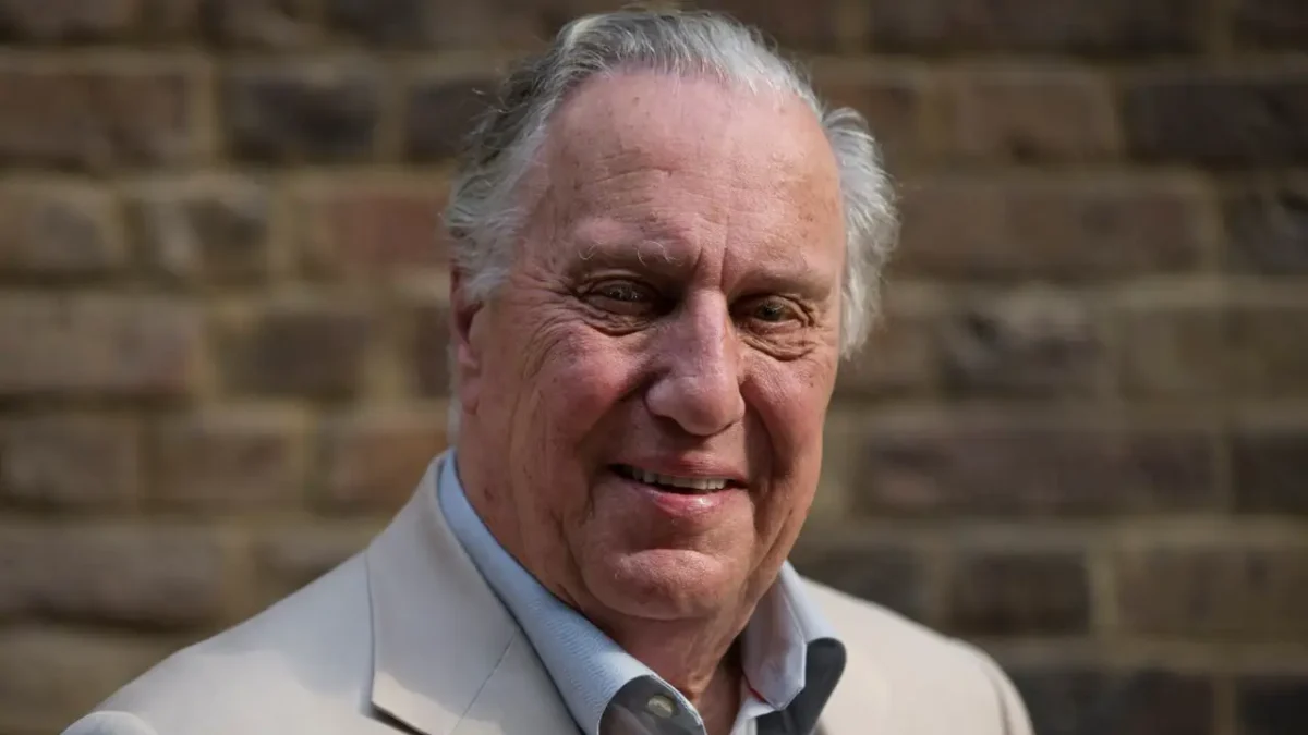 El escritor británico Frederick Forsyth