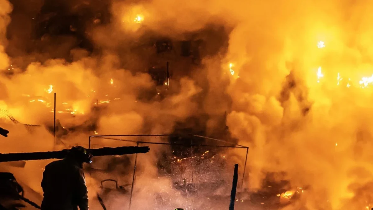 Incendio consume planta recicladora cerca del AIFA y no reportan lesionados