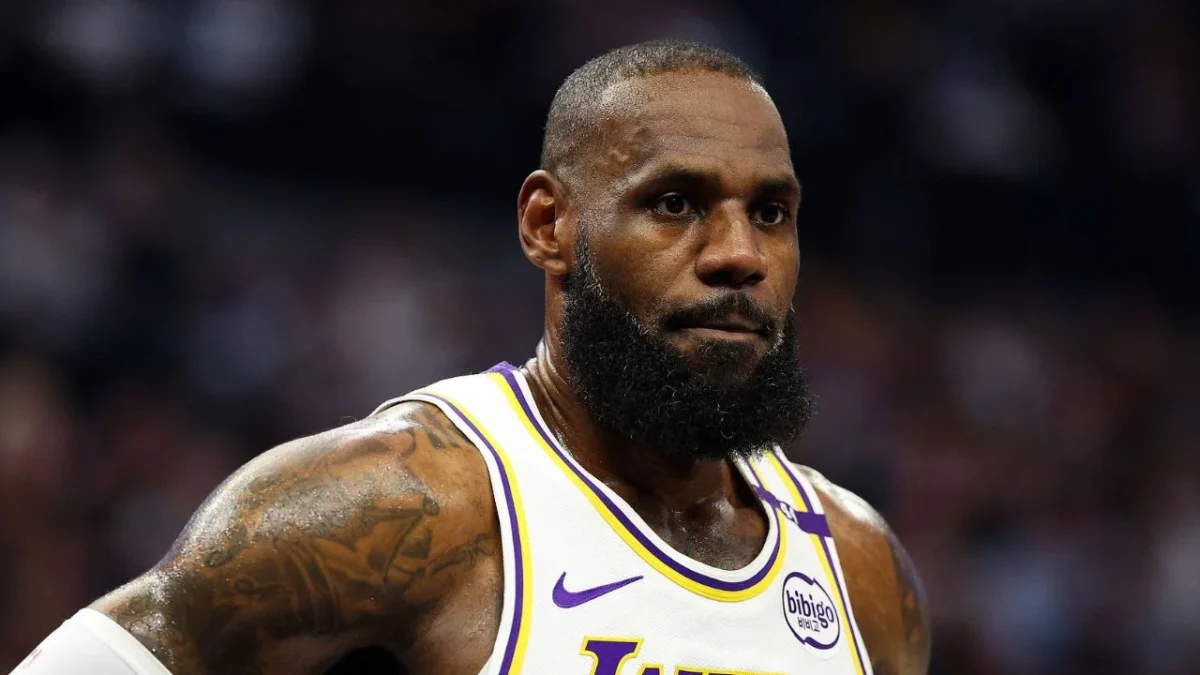 James LeBron va por una temporada más