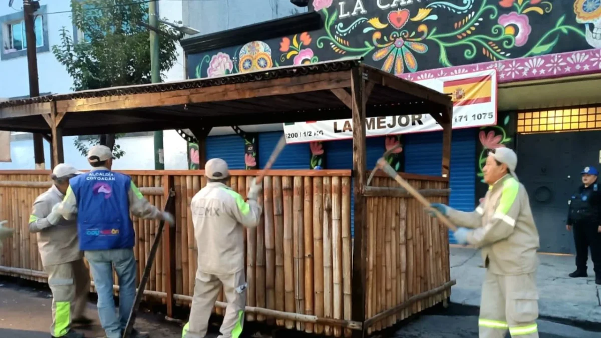 Retiran pérgolas en comercios de Coyoacán
