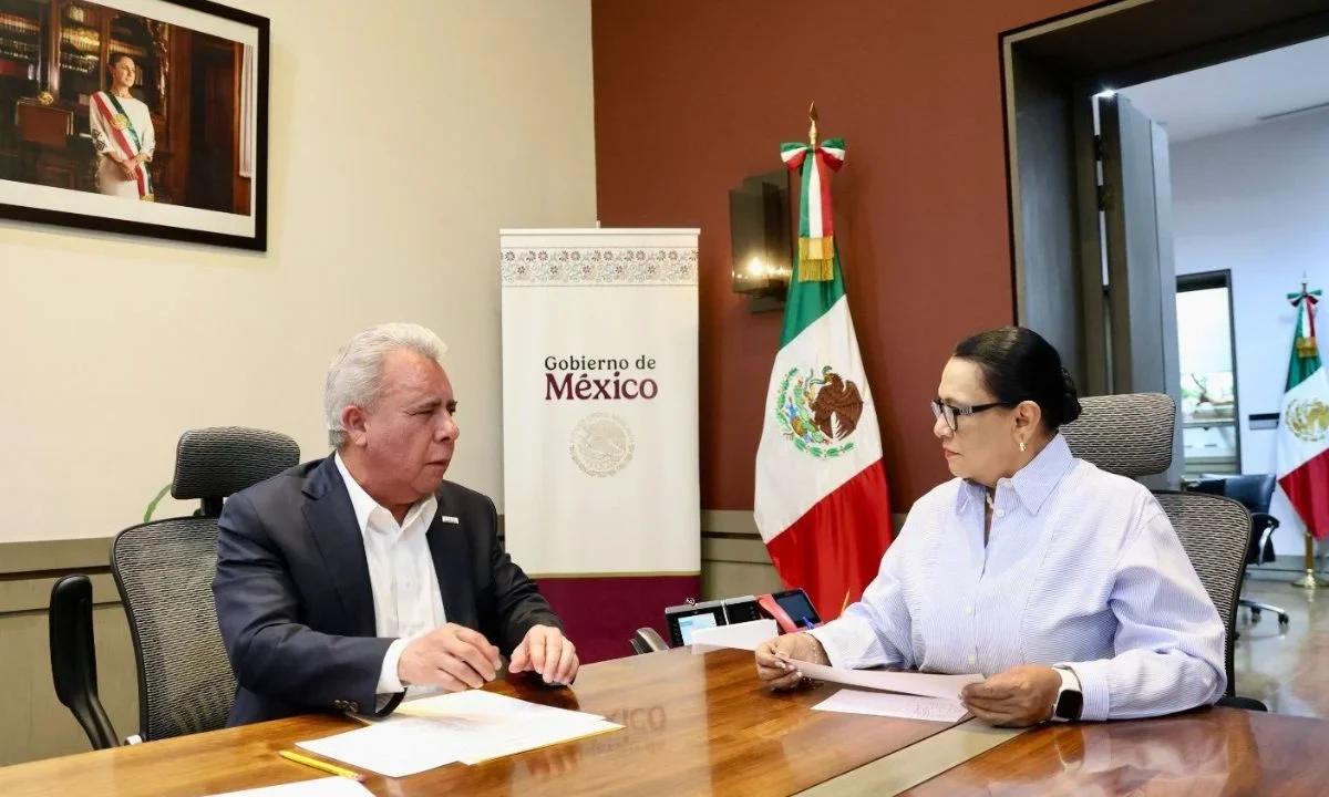 Rosa Icela Rodríguez junto al dirigente de la FSTSE, Marco Antonio García Ayala