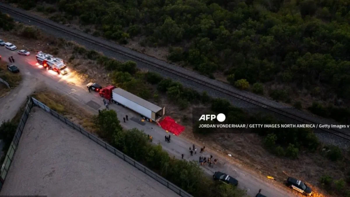 El Departamento de Justicia de EU informó que dos mexicanos recibieron cadena perpetua por la muerte de 53 migrantes en Texas en 2022.