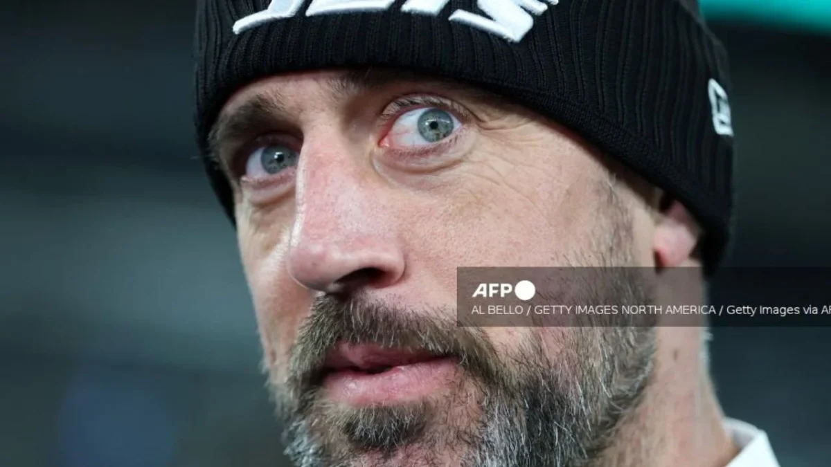 Aaron Rodgers despeja dudas de retiro de la NFL, firma por un año con los Steelers.
