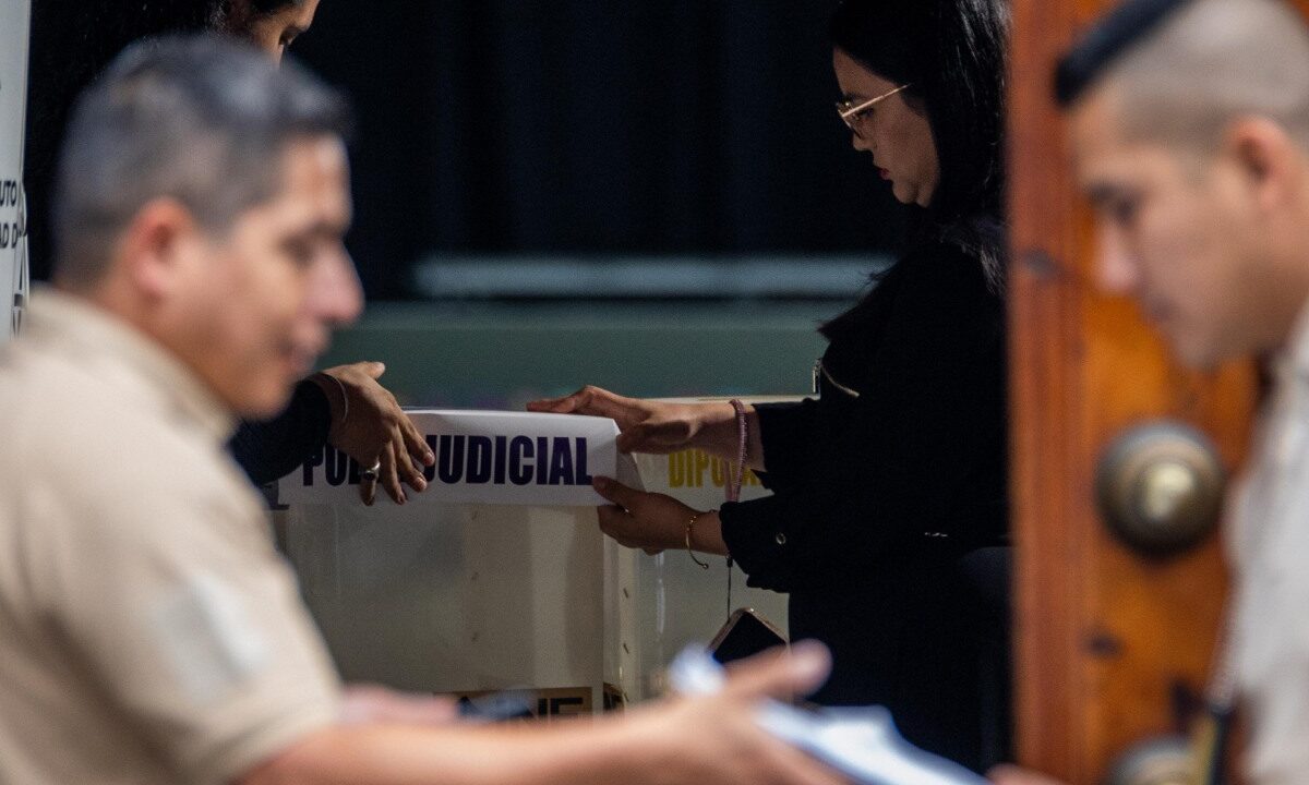 El Instituto Nacional Electoral (INE) dio el banderazo de arranque de la elección judicial desde las 8:00 horas para abrir 83 mil 975 casillas, en las que podrán votar 97.3 millones de ciudadanos.