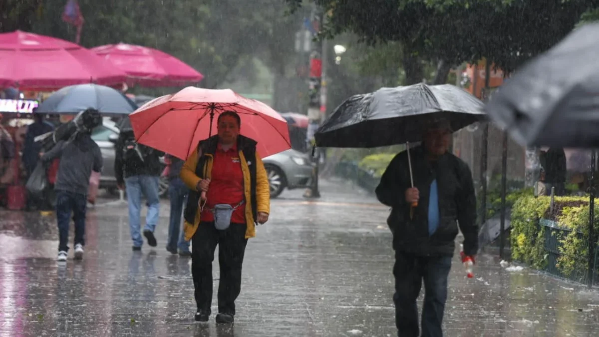 Tras las primeras precipitaciones de este domingo en la CDMX la SGIRPC mantiene alerta roja por persistencia de lluvias fuertes.