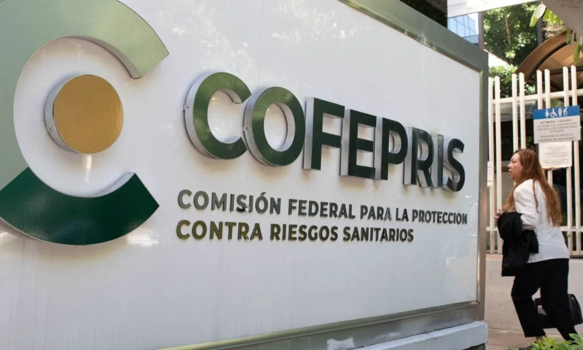 Luego de más de 20 años que no habían sido actualizados, la Comisión Federal contra la Protección de Riesgos Sanitarios (Cofepris), firmó nuevos Acuerdos de Coordinación de Facultades con las 32 entidades federativas la coordinación entre la autoridad federal y los gobiernos estatales, con el objetivo de proteger la salud del pueblo de México frente a los riesgos sanitarios.