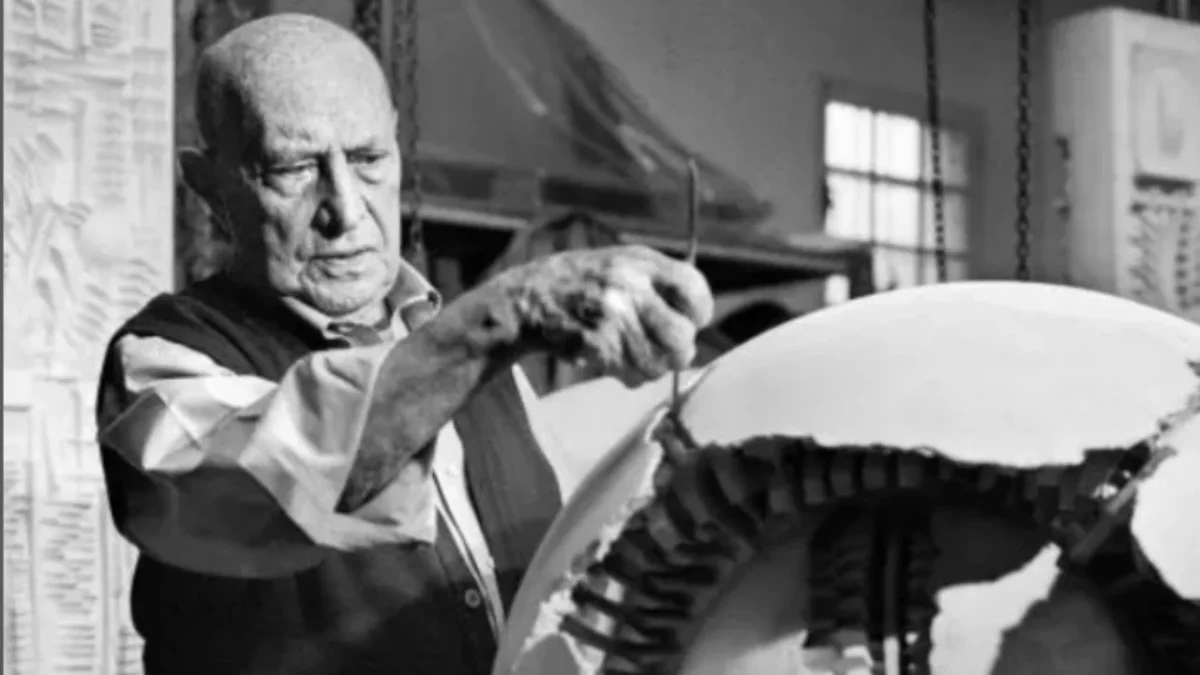Arnaldo Pomodoro, famoso por sus esferas de bronce, murió el domingo en Milán, a punto de cumplir 99 años, informó su fundación.