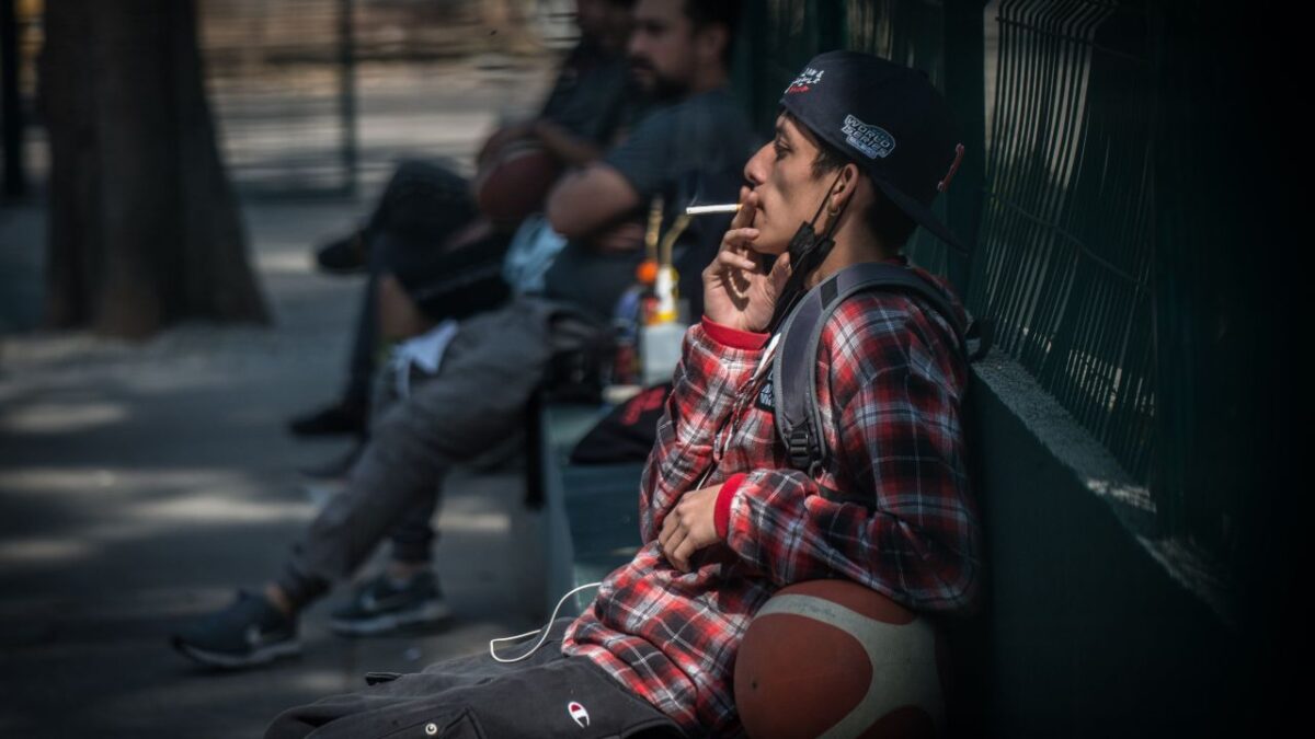 Pese a la ley antitabaco que entró en vigor en el 2023 hay personas que continúan fumando en espacios que se consideran como prohibidos.