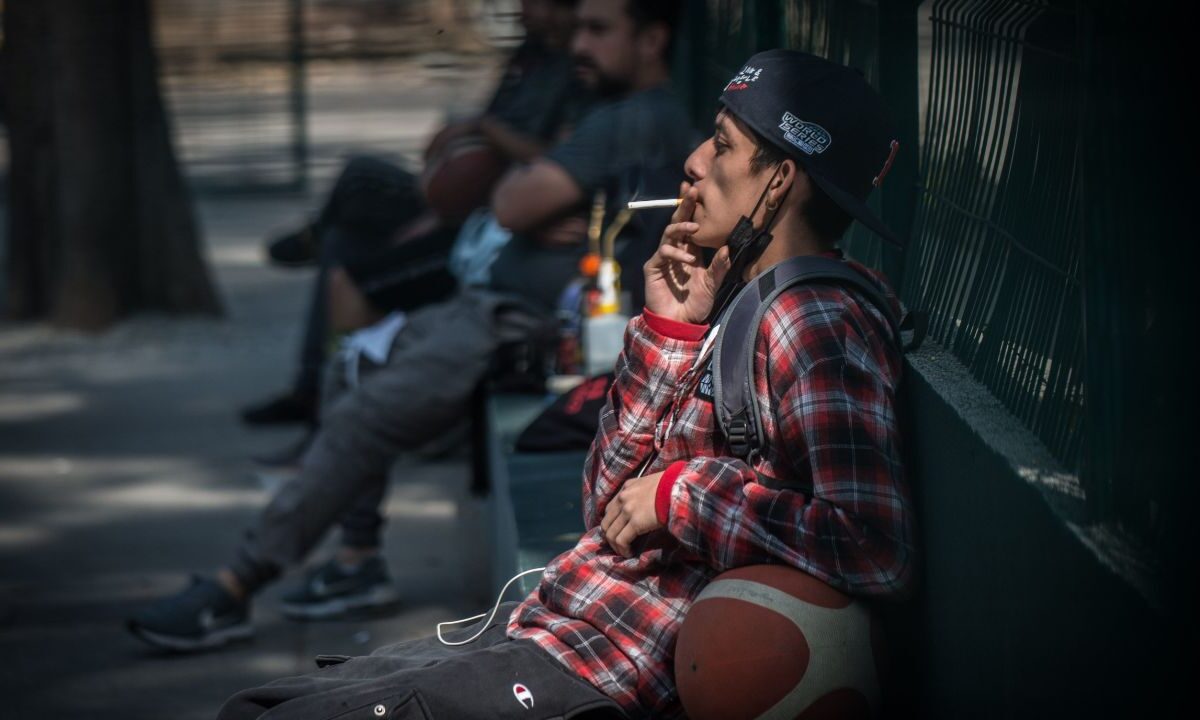 Pese a la ley antitabaco que entró en vigor en el 2023 hay personas que continúan fumando en espacios que se consideran como prohibidos.