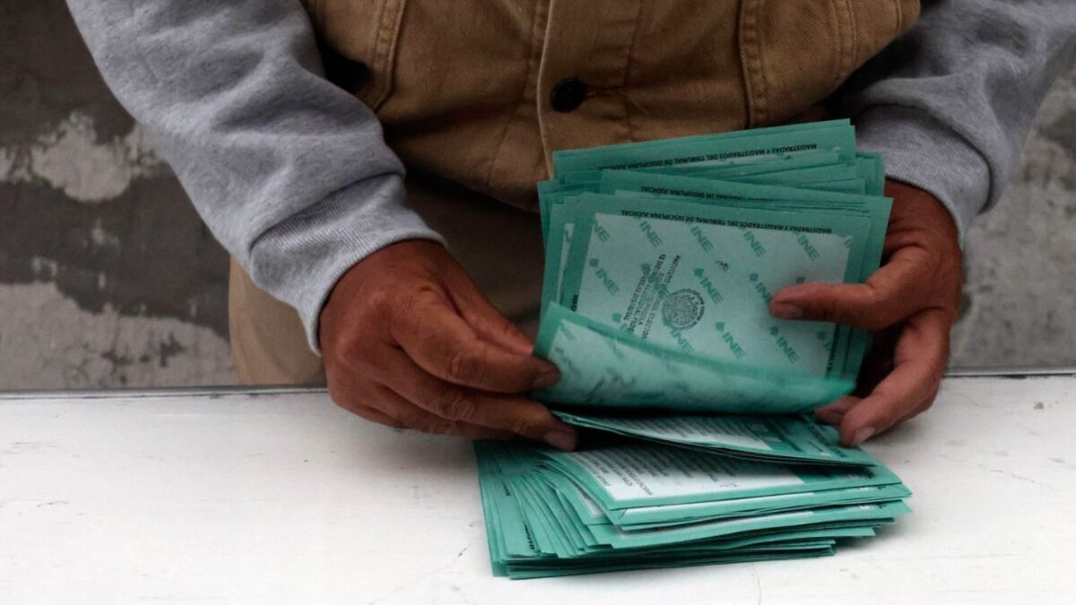 Tras el cierre de casillas, arrancó el cómputo de boletas del Proceso Electoral Extraordinario en las Juntas Distritales del INE.