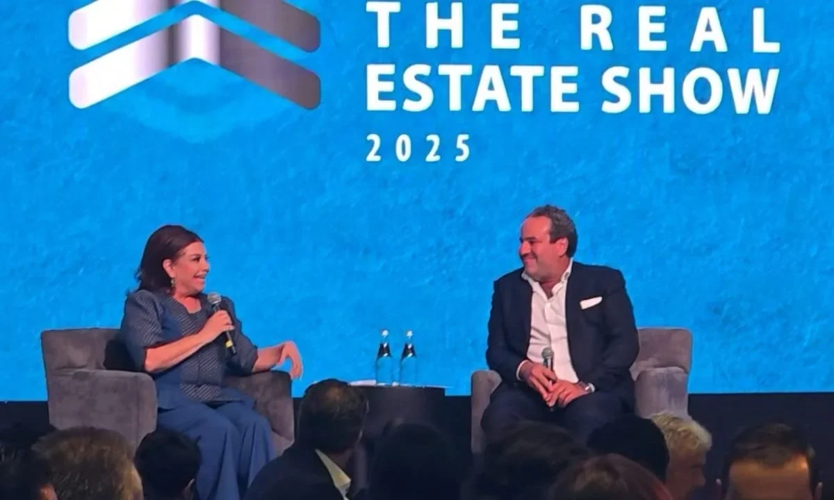 Clara Brugada se reunió con desarrolladores inmobiliarios para trabajar en un desarrollo equilibrado en materia urbana, ecológica y asequible.