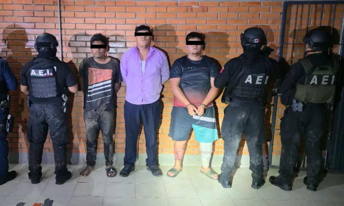 Detienen a presuntos involucrados en incendiar tiendas de autoservicio en Oaxaca.