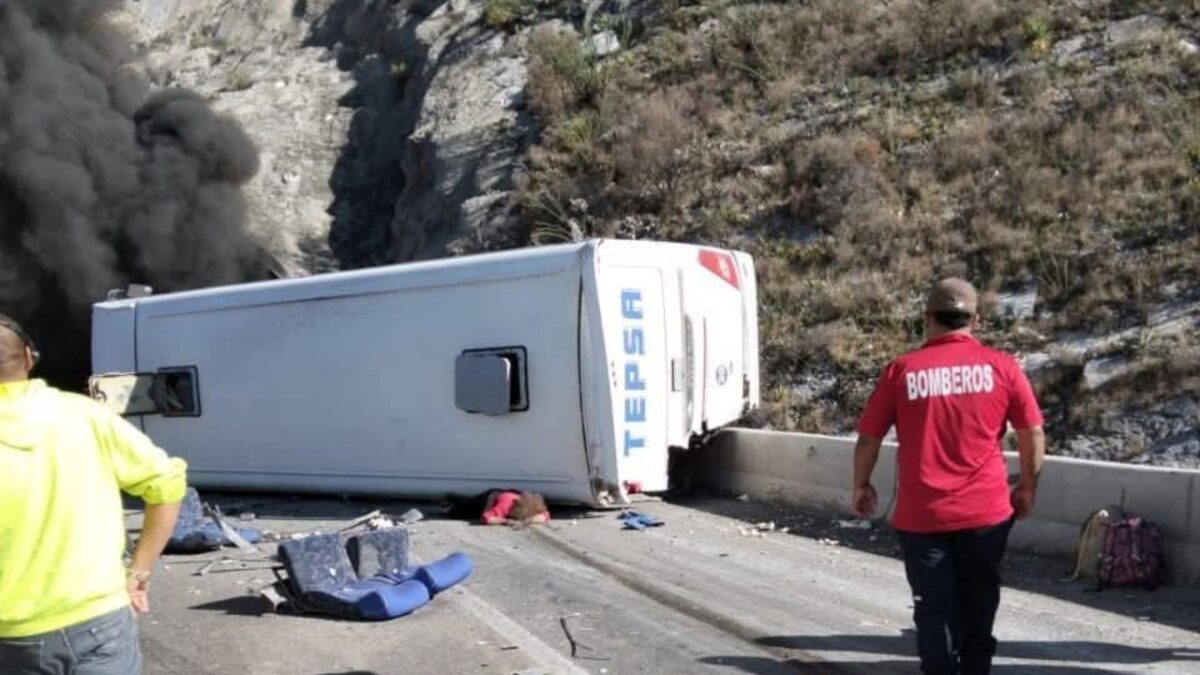 Una tragedia vial se registró en la carretera federal 57 con dirección de Saltillo hacia Monterrey donde una carambola dejó 5 muertos.