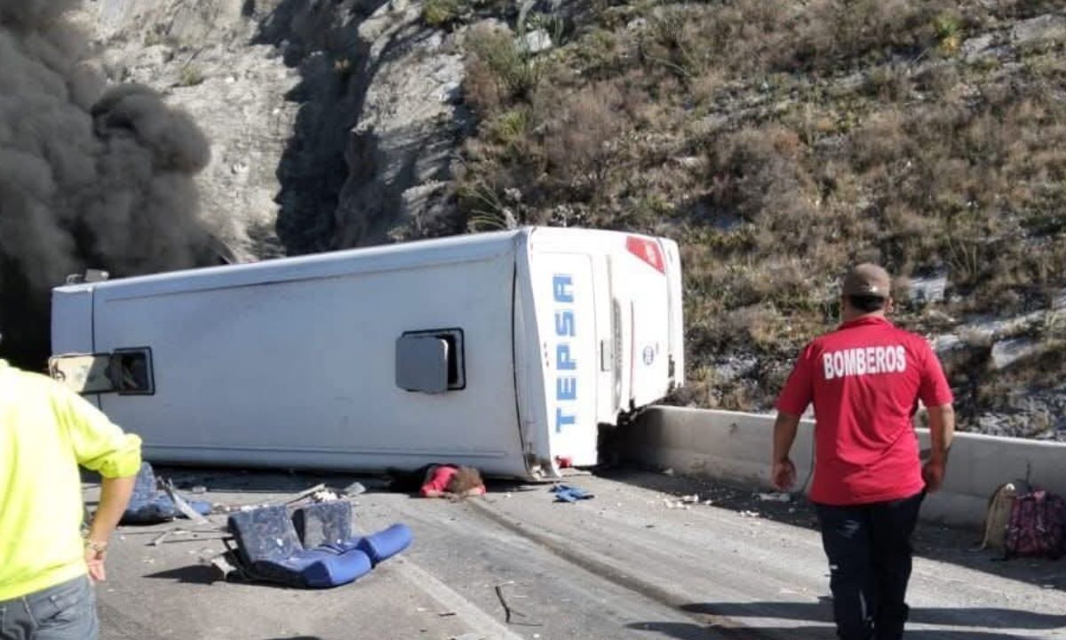 Una tragedia vial se registró en la carretera federal 57 con dirección de Saltillo hacia Monterrey donde una carambola dejó 5 muertos.