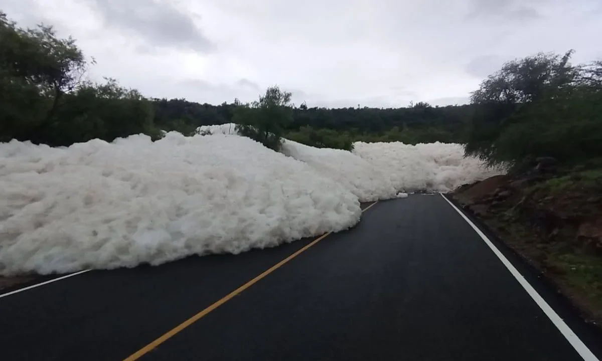 La carretera Alfajayucan - Chilcuautla, en Hidalgo, quedó cerrada a la circulación la mañana de este lunes debido a un banco de espuma.