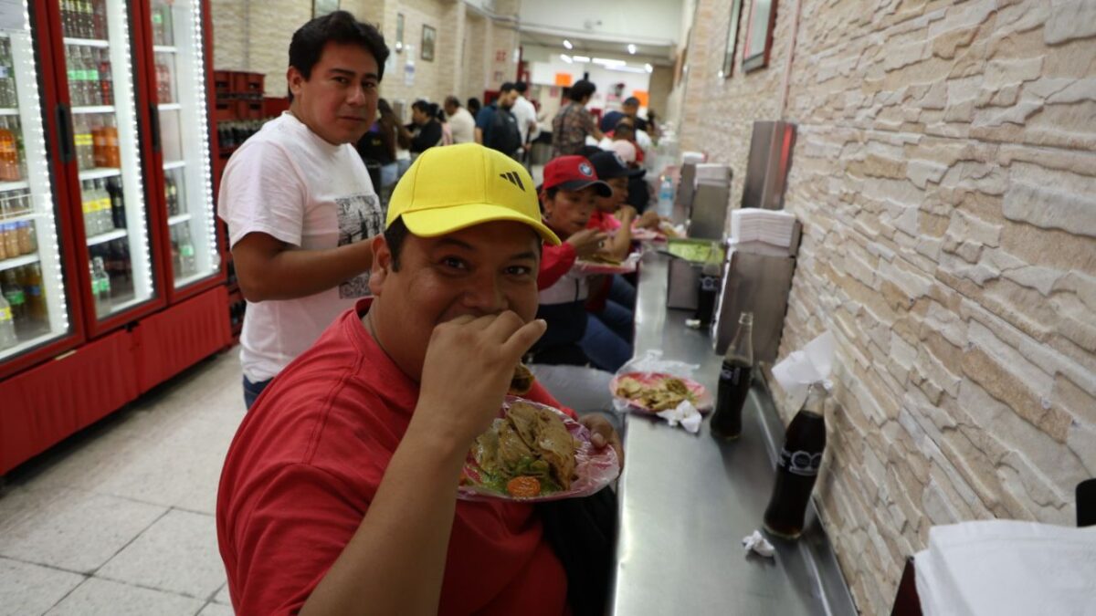 Debido a la experiencia que brinda al paladar, personas de distintos estados acuden a los tacos de canasta de la calle de Madero 71 para degustar los platillos.