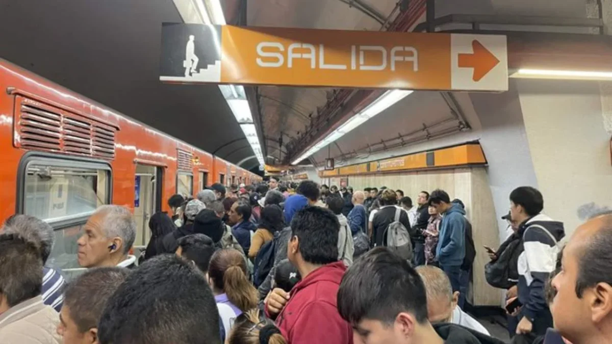 Nuevamente la Línea 7 del Metro se encuentra colapsada con tiempo de espera de 30 minutos