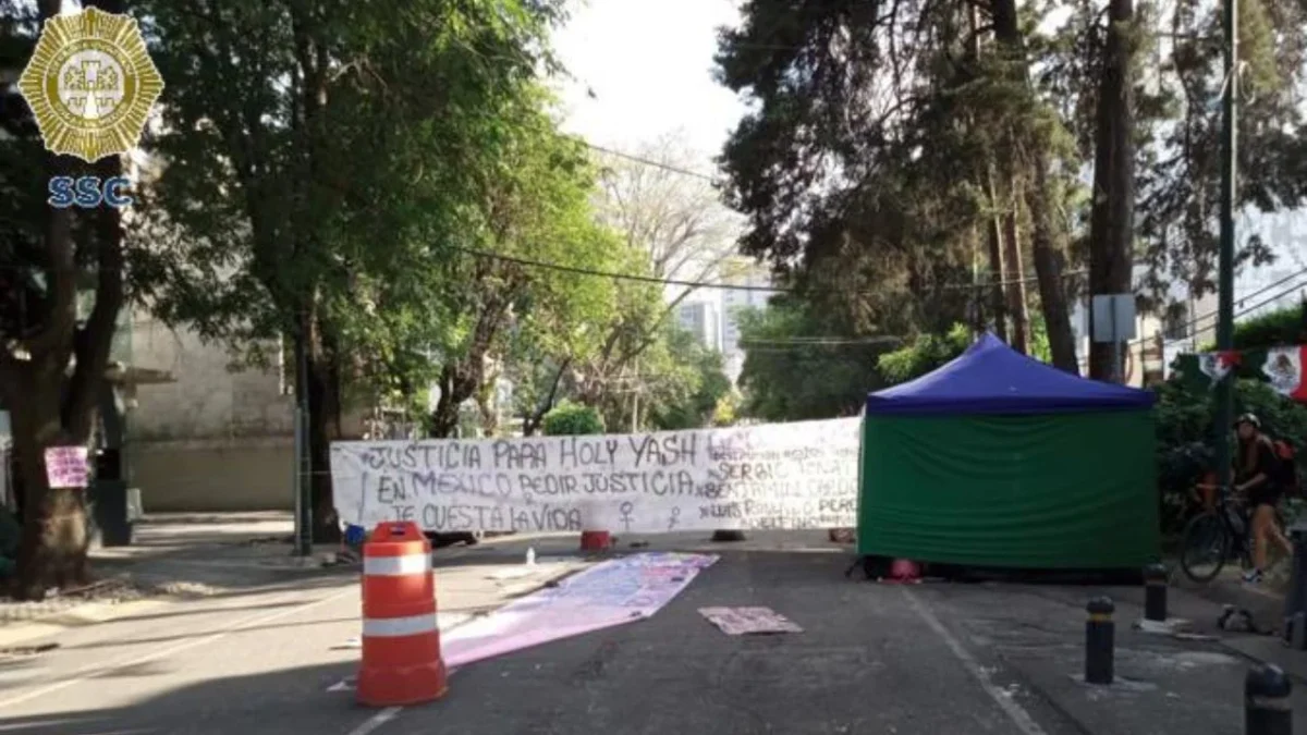 El colectivo feminista Holy Yash protestó en las instalaciones de la Segob, para exigir justicia para una menor abusada en Edomex.