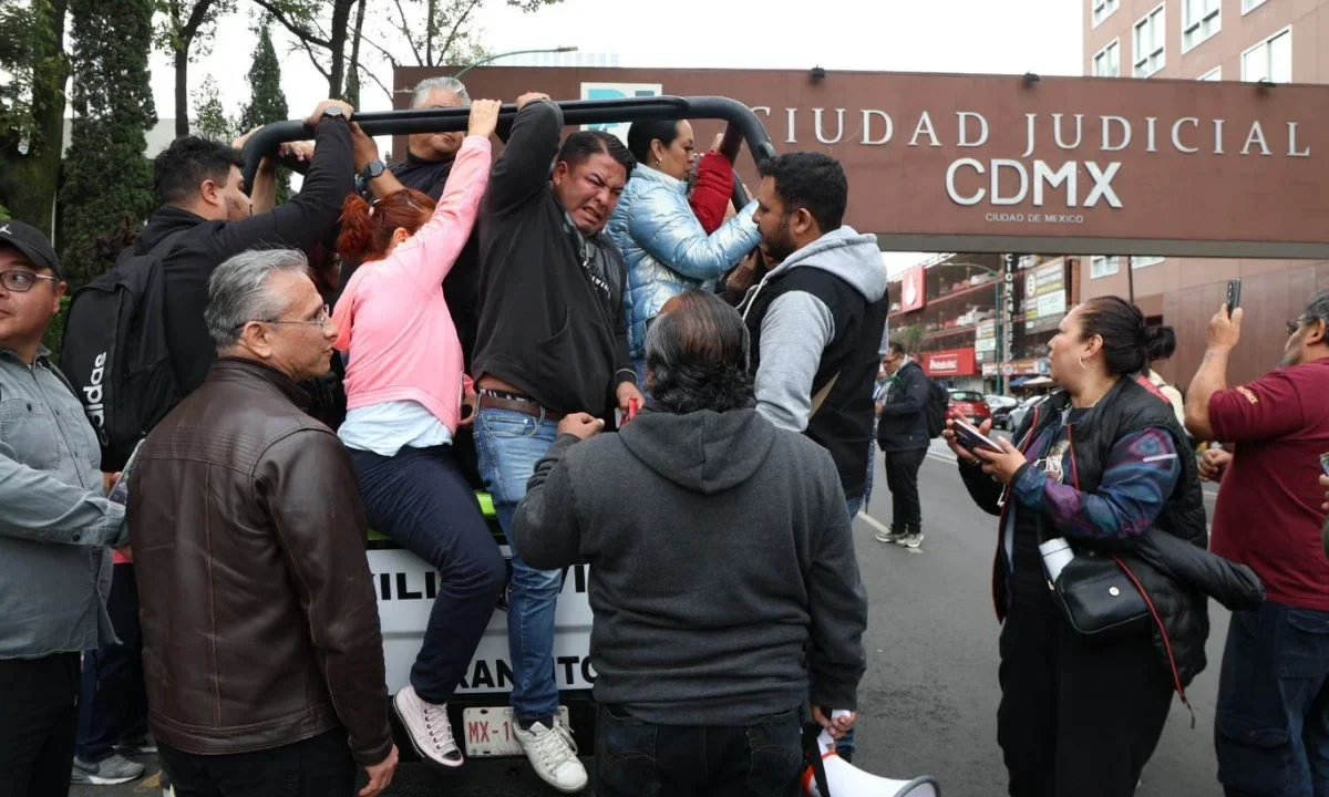 Representantes de los empleados en paro de labores en la Ciudad Judicial CDMX, fueron llevados en patrulla a recibir una propuesta de solución.