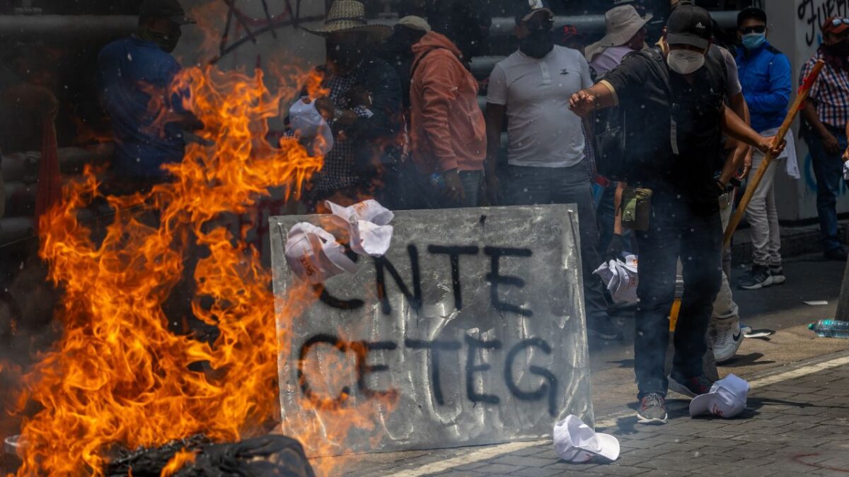 Docentes disidentes incendiaron un edificio del Sindicato Nacional de Trabajadores de la Educación en desafío al Gobierno federal.
