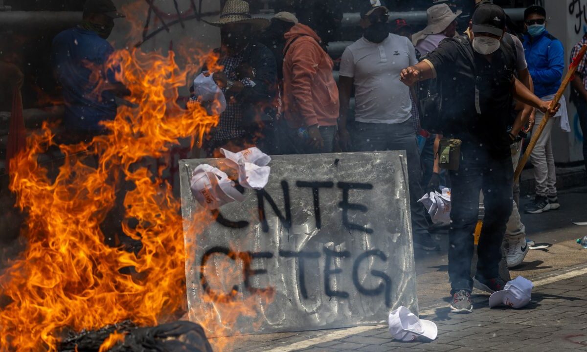 Docentes disidentes incendiaron un edificio del Sindicato Nacional de Trabajadores de la Educación en desafío al Gobierno federal.