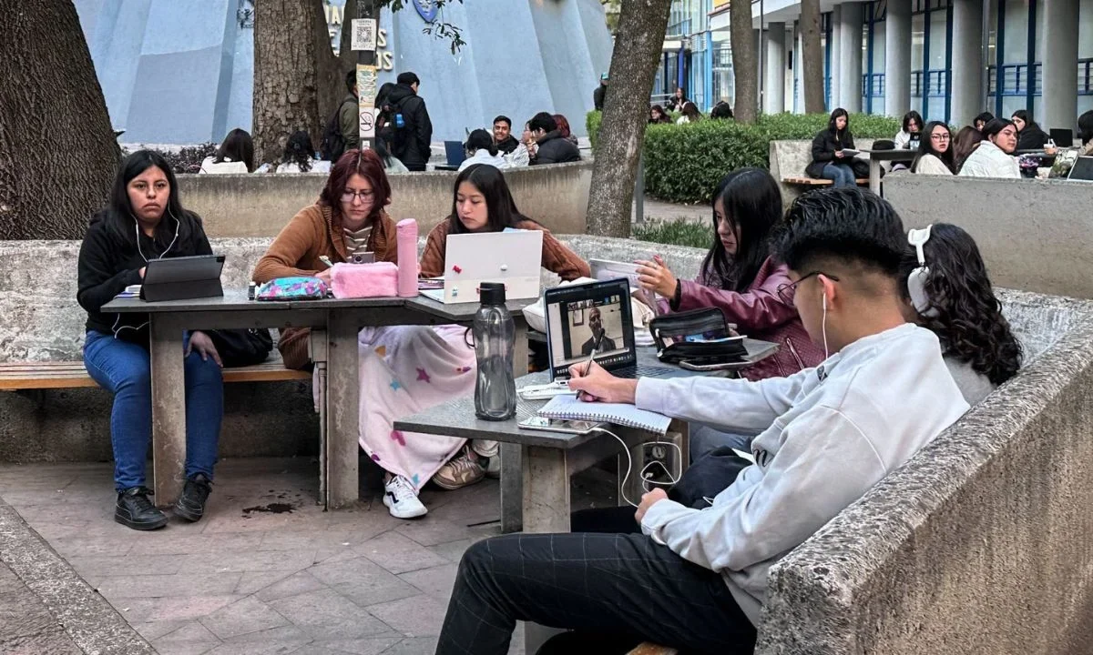 El subsecretario de Educación Superior, Ricardo Villanueva Lomelí, informó que como parte de la Estrategia Nacional para este nivel educativo, se propone la creación de una Plataforma Digital Nacional, donde todas las universidades e instituciones de educación superior, públicas y privadas, ofrezcan cursos que permitan a estudiantes y ciudadanía en general obtener microcredenciales o certificados.