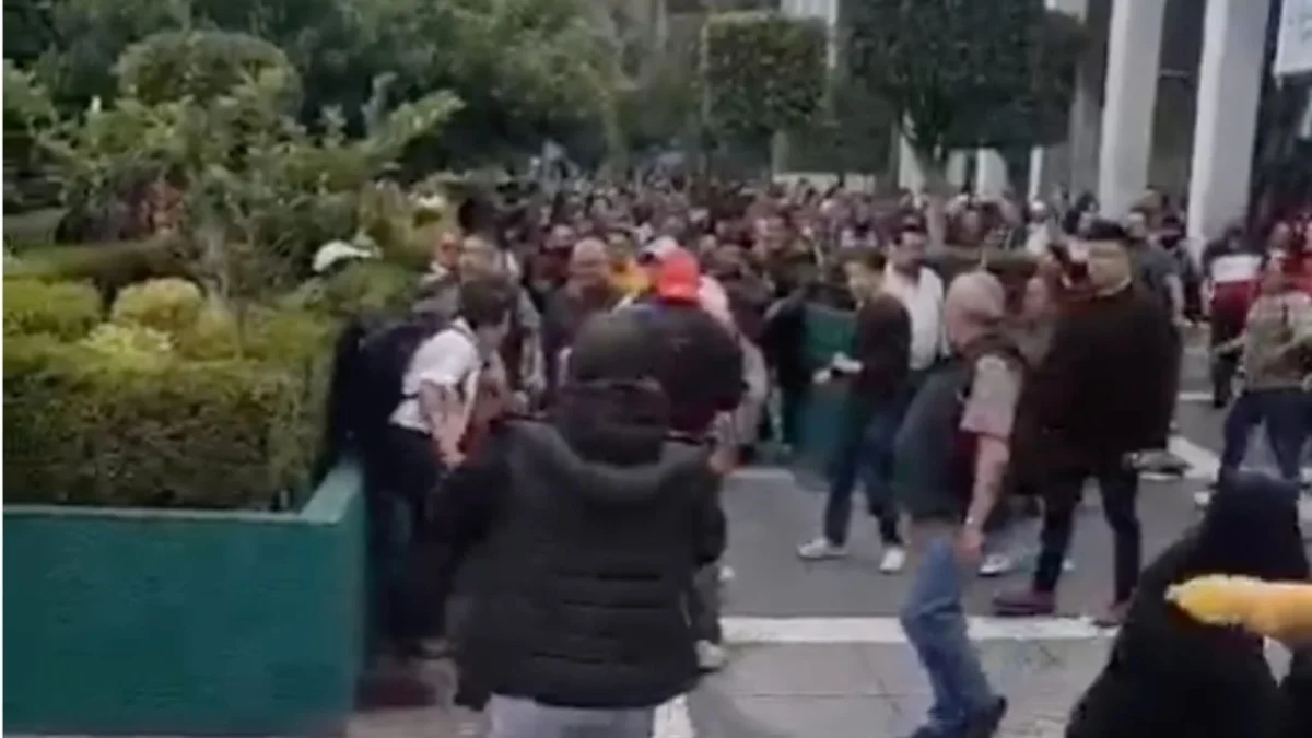 Trabajadores en paro del Tribunal Superior de Justicia, se enfrentaron con presuntos provocadores; una agremiada salió lesionada.