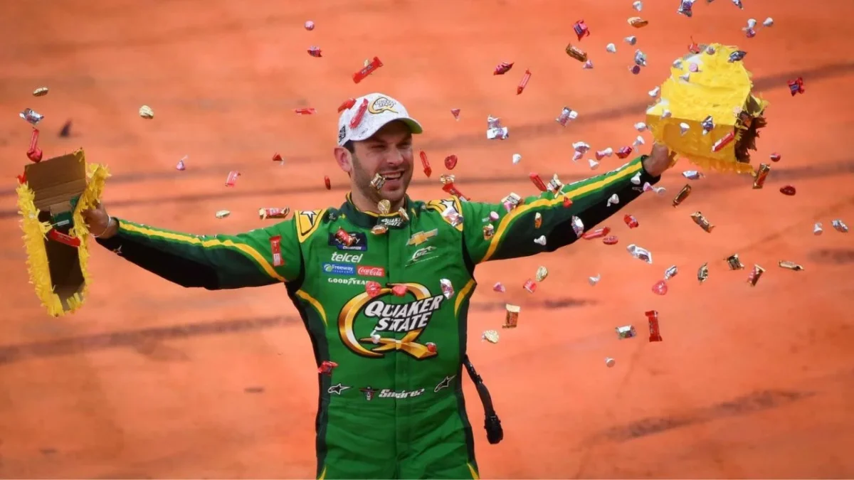 Daniel Suárez celebra su triunfo rompiendo una piñata en la carrera "The Chilango" de Nascar Xfinity Series.