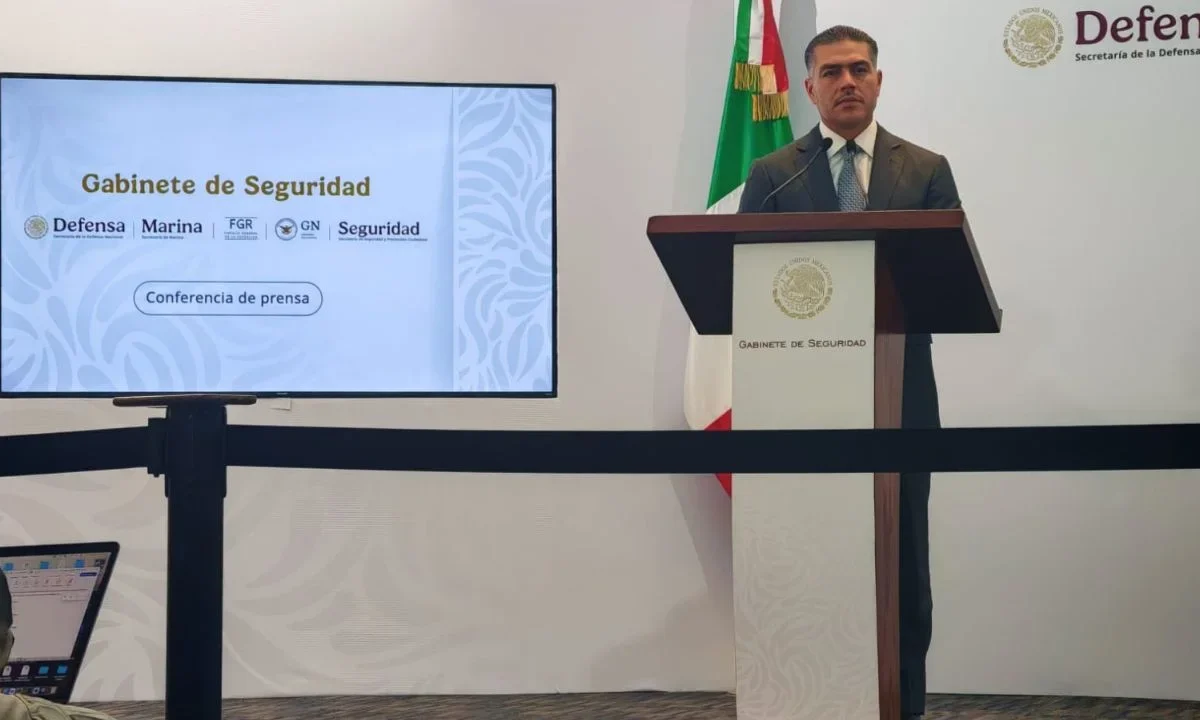Omar García Harfuch, Secretario de Seguridad y Protección Ciudadana, informó el desmantelamiento de una red criminal dedicada al robo y comercialización ilícita de hidrocarburo (huachicol) en 3 estados, en esta se detuvieron a 32 personas y se aseguraron 12 inmuebles.