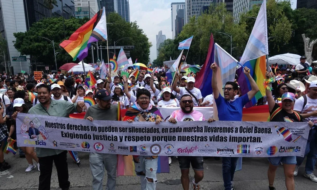 Este año se realizará la edición XLVII de la Marcha LGBT en la Ciudad de México. En este 2025 el lema de uno de los colectivos es Diversidad Sin Fronteras ¡Justicia, resistencia y unidad!.