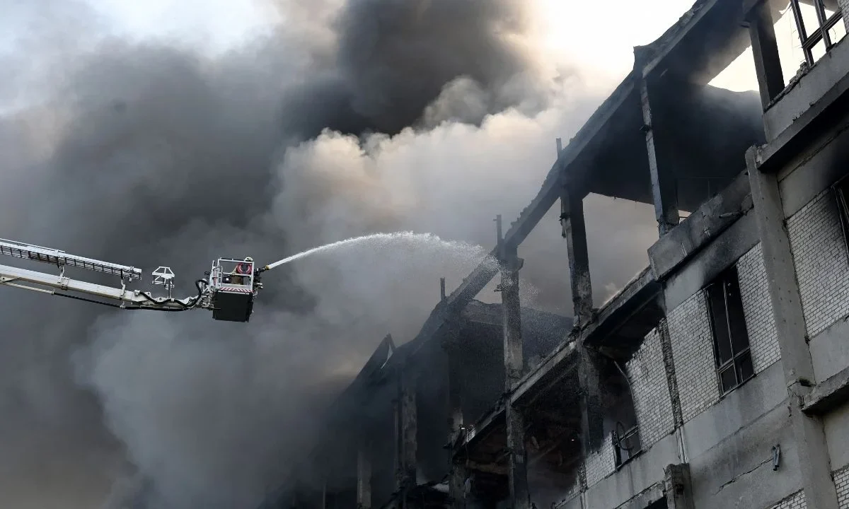 Ciudades estratégicas de Ucrania fueron bombardeadas por drones explosivos, en un ataque coordinado que causó víctimas, heridos y graves daños a edificios.