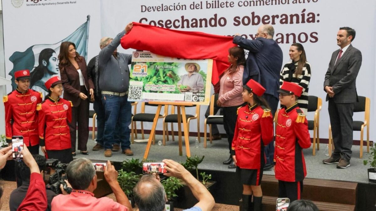 La Sader y la Lotería Nacional develaron el billete conmemorativo “Cosechando Soberanía: Los Chiles Mexicanos”.