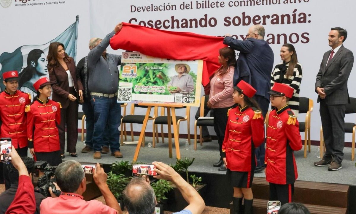La Sader y la Lotería Nacional develaron el billete conmemorativo “Cosechando Soberanía: Los Chiles Mexicanos”.