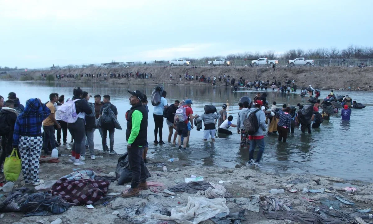 Migrantes cruzan a EU cerca de Piedras Negras, Coahuila, donde ya eran esperados por la Patrulla Fronteriza. 