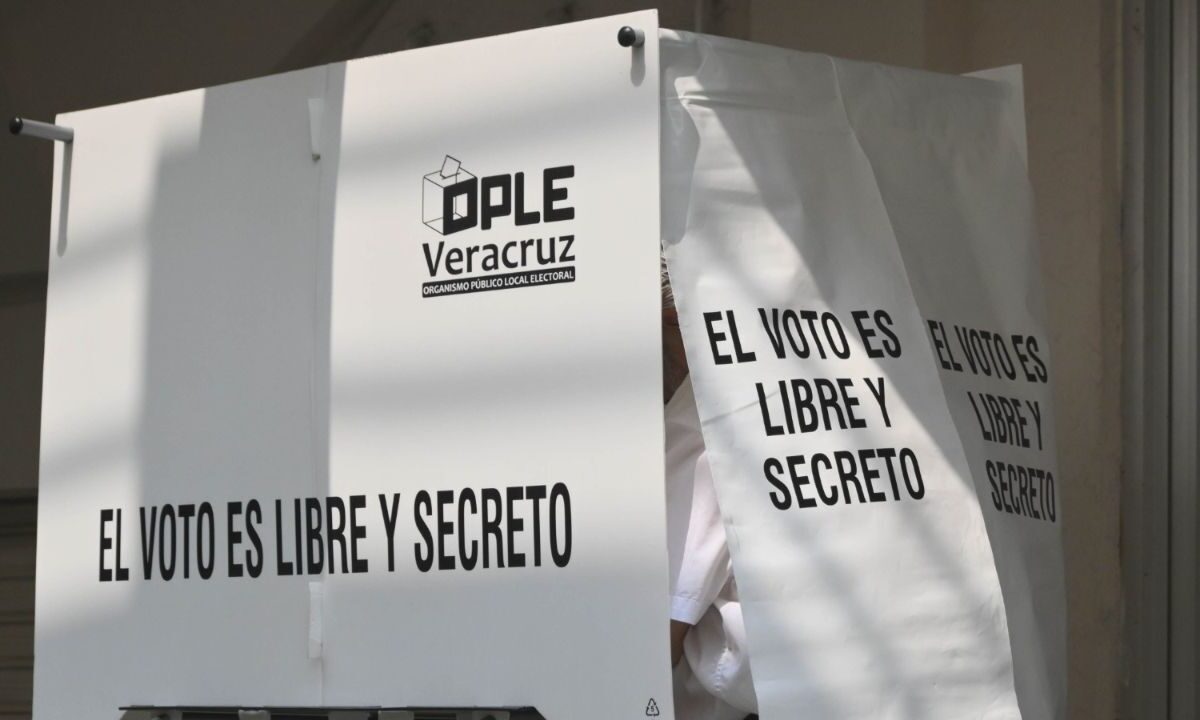 La jornada electoral en Veracruz transcurre con incidencias como hombres armados, acarreos, compra de votos y un atentado contra una coordinadora del partido Movimiento Ciudadano.