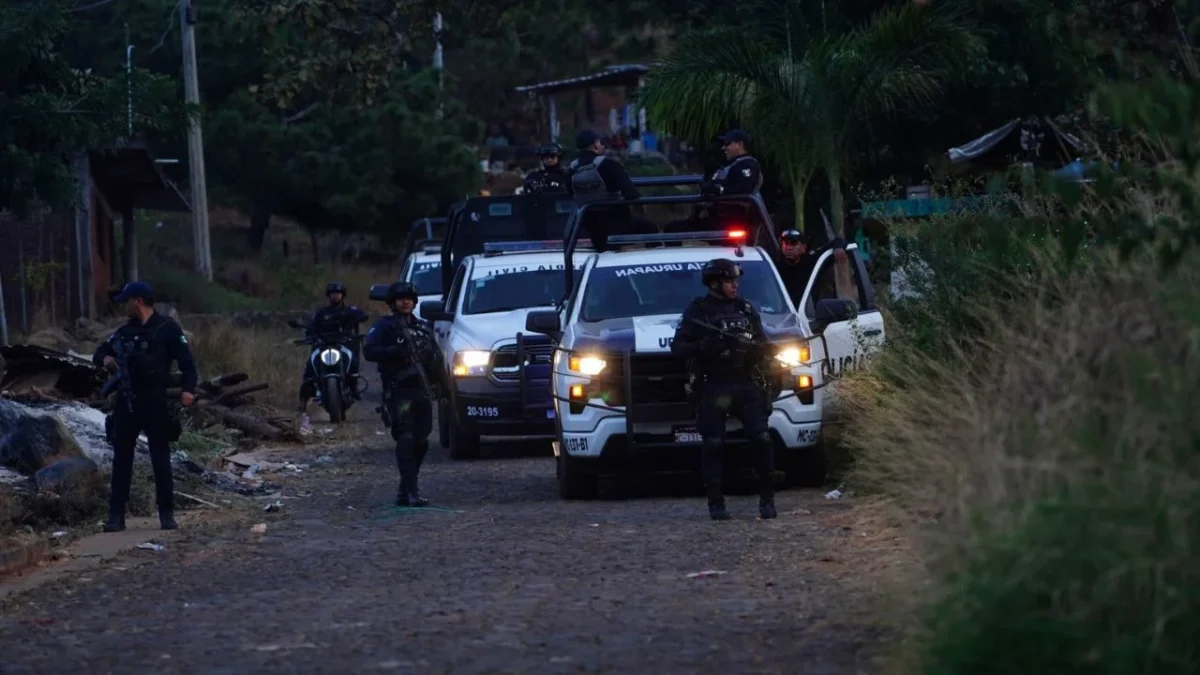 Balacera entre civiles armados y agentes de la Fiscalía de Michoacán, dejan 3 muertos y 2 de tenidos en Apatzingán.