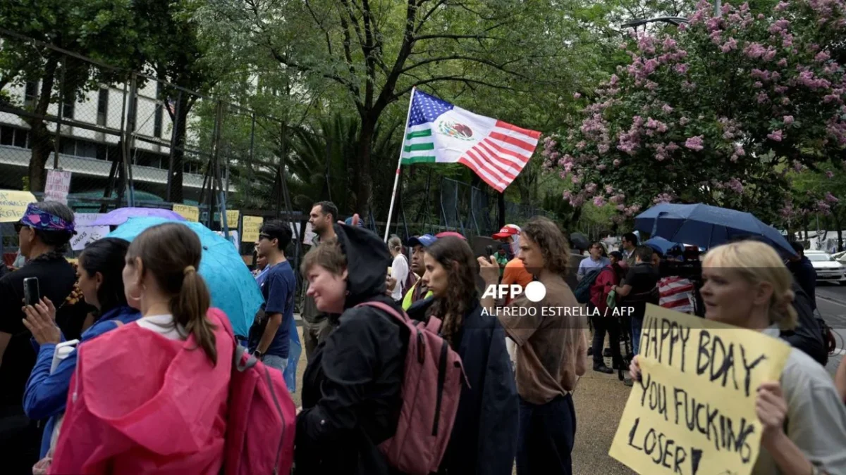 Varios ciudadanos estadounidenses salieron a calles de la Ciudad de México a protestar contra redadas migratorias ordenadas por Trump en EU.
