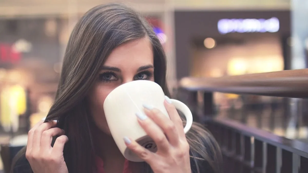 Conoce qué es y cuál es el efecto de la cafeína en el cuerpo y descubre qué pasa si consumes demasiada en bebidas como el café.