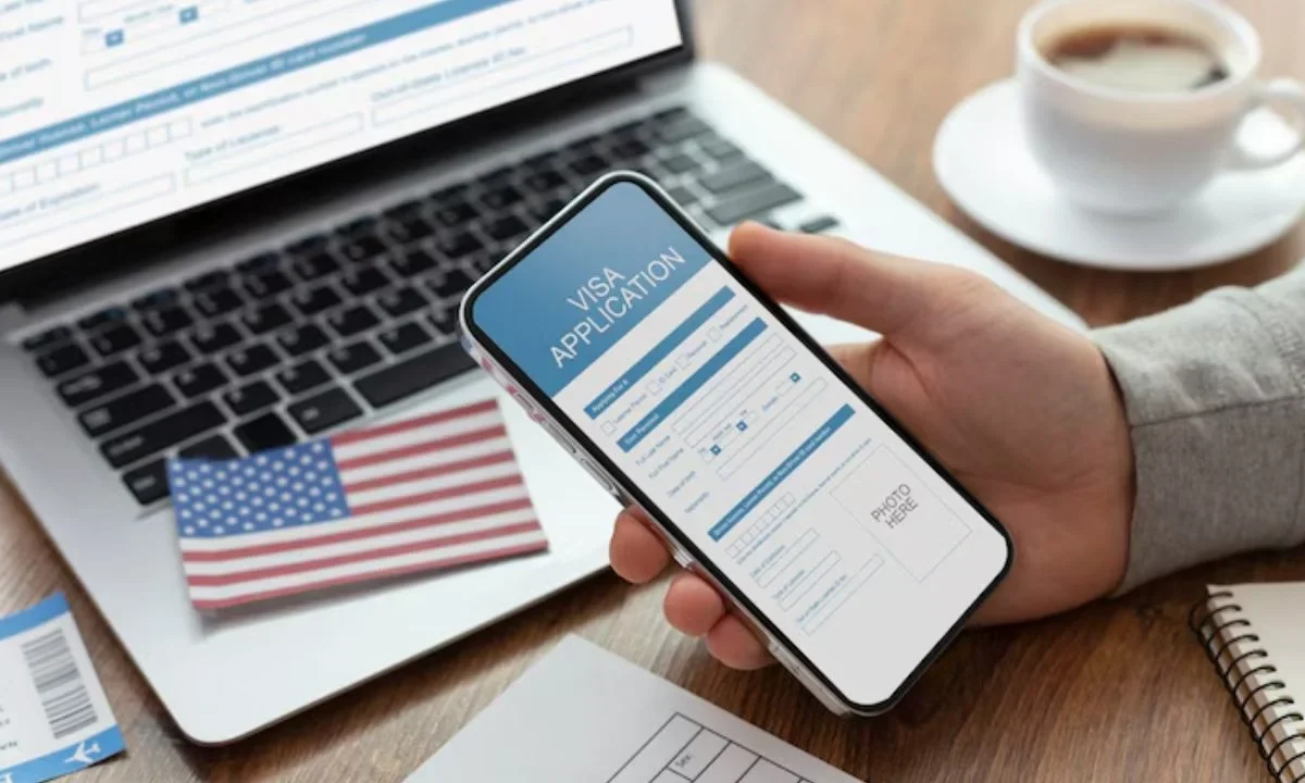 La Embajada de Estados Unidos en México informó que solicitantes de visa de estudiante deberán tener redes sociales públicas para revisión.