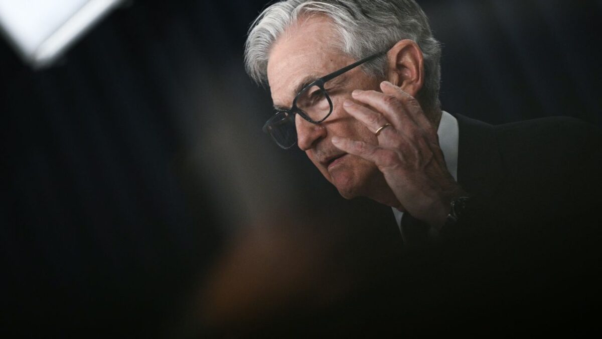 Una gobernadora de la Fed advirtió que los aranceles de Trump y los cambios comerciales de E.U. podrían frenar la baja de la inflación.
