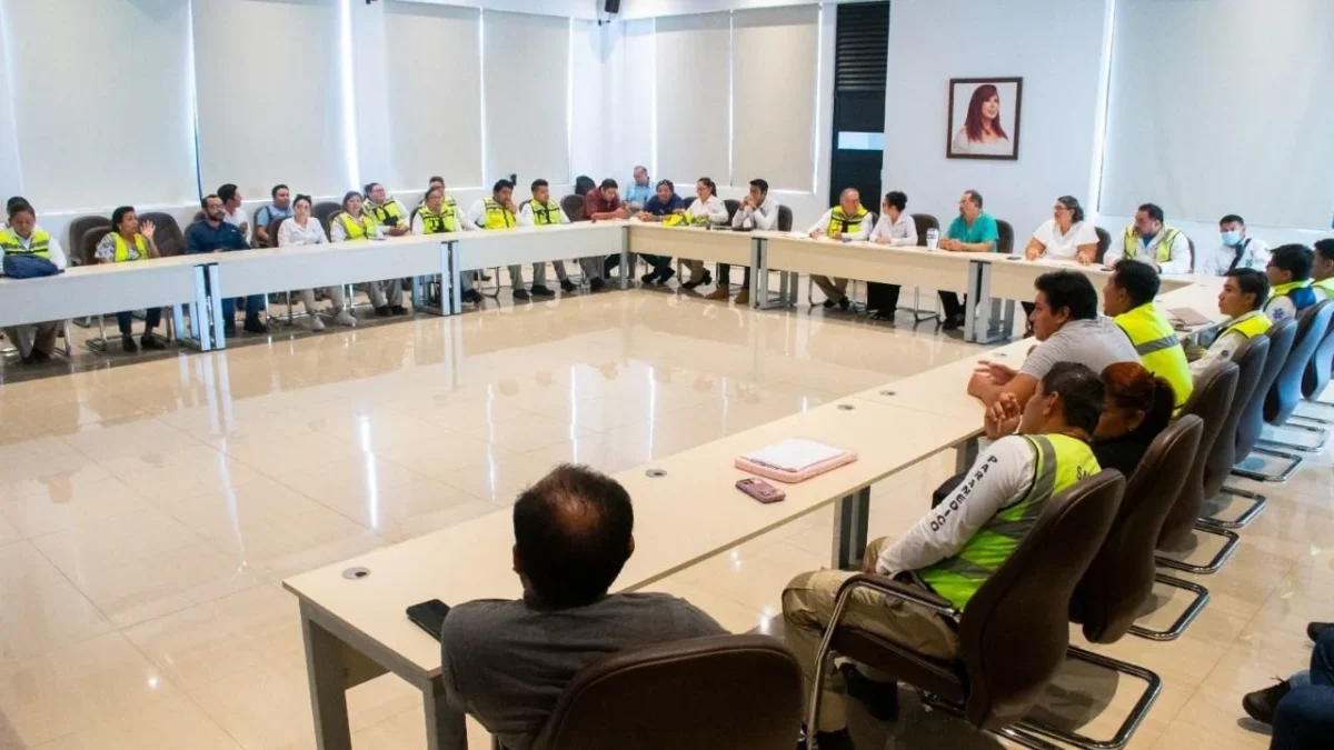 Para establecer la importancia de la responsabilidad ética, profesional y legal de los paramédicos en la atención prehospitalaria, la secretaria de Salud, Josefa Castillo Avendaño, encabezó la reunión de trabajo con operadores del Sistema de Atención Médica de Urgencia (SAMU) de todos los municipios del estado de Campeche.