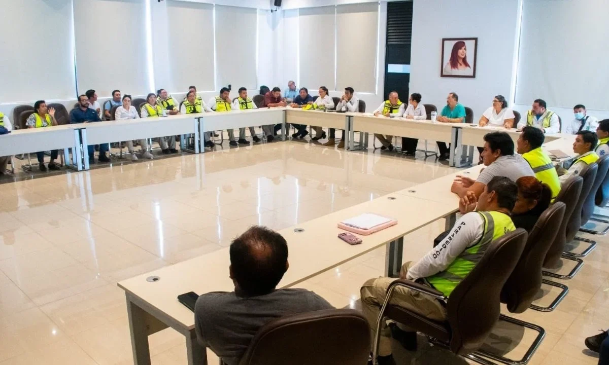 Para establecer la importancia de la responsabilidad ética, profesional y legal de los paramédicos en la atención prehospitalaria, la secretaria de Salud, Josefa Castillo Avendaño, encabezó la reunión de trabajo con operadores del Sistema de Atención Médica de Urgencia (SAMU) de todos los municipios del estado de Campeche.